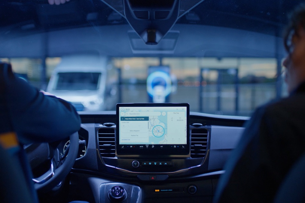 Painel de instrumentos de uma carrinha Ford Transit com um sistema de navegação.