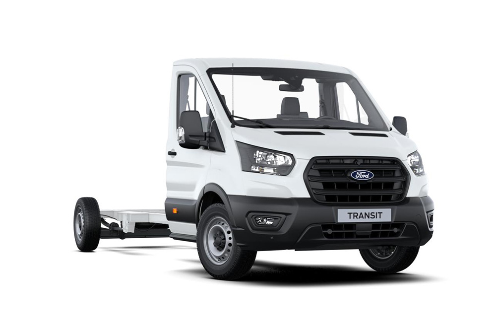 Carrinha Ford Transit Chassis Skeletal branca sobre fundo branco.