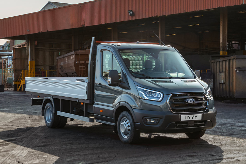 Ford Transit Chassis Cabina estacionada num parque industrial.