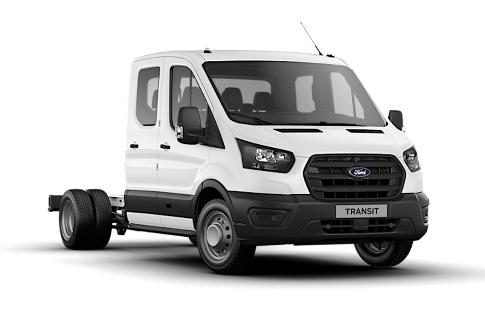 Carrinha Ford Transit Chassis Cabina Dupla branca sobre fundo branco.
