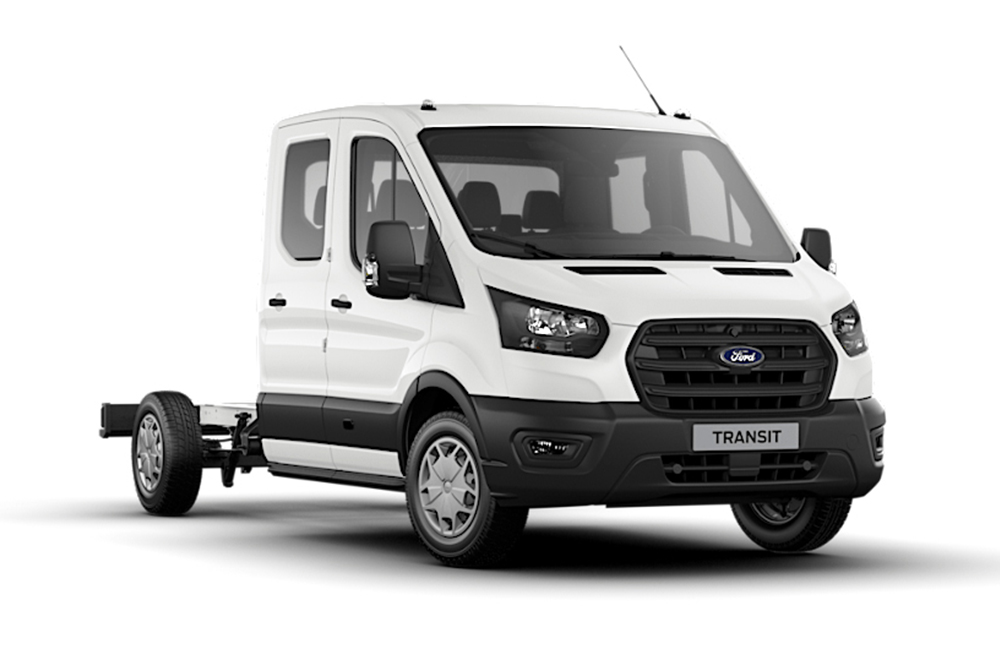 Carrinha Ford Transit Chassis Cabina Dupla Trend branca sobre fundo branco.
