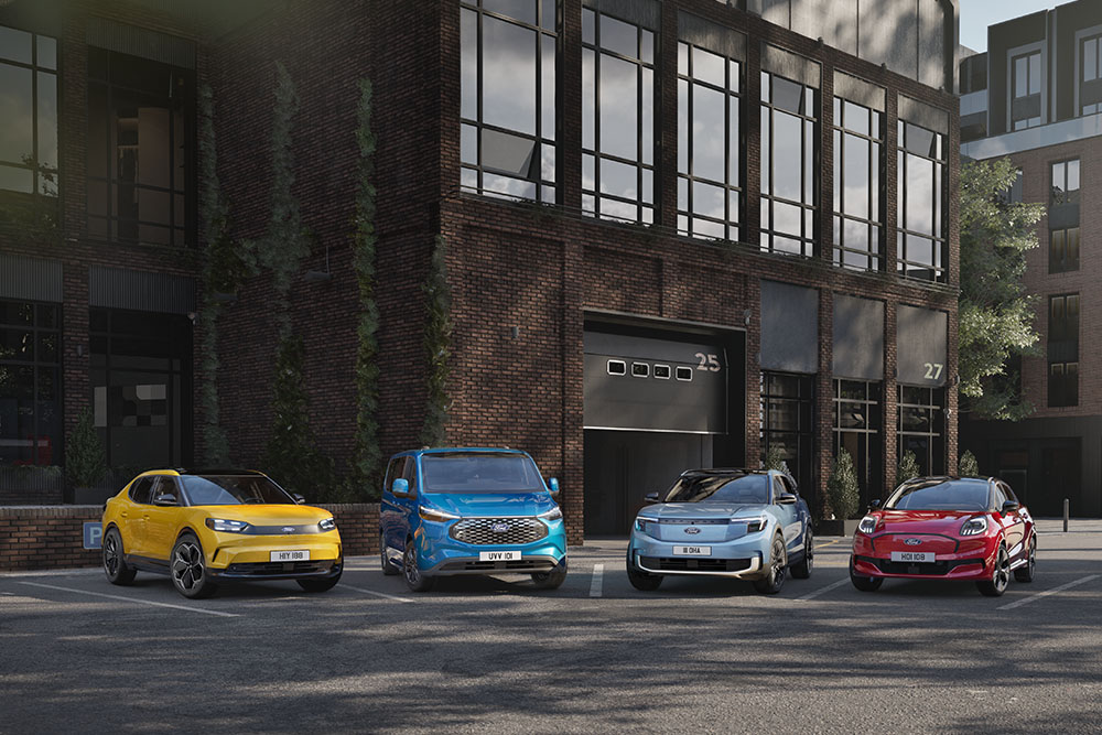 Vários veículos da frota Ford estacionados num cenário urbano moderno.