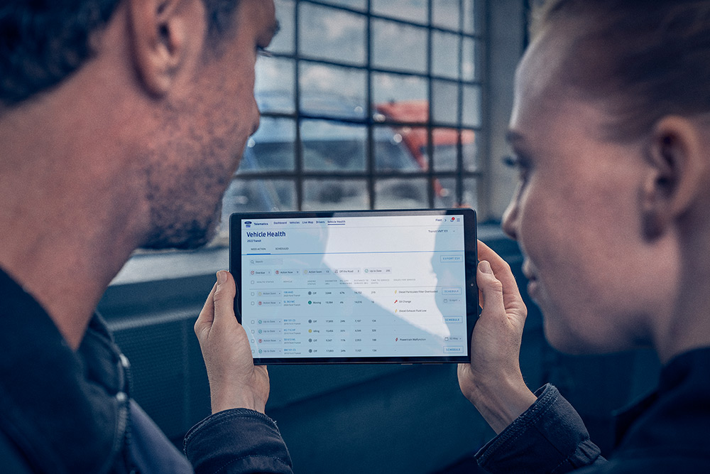 Um homem e uma mulher a olhar juntos para o ecrã de um tablet.